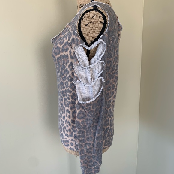 VENUS cold shoulder leopard top - Picture 4 of 5